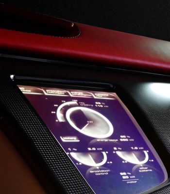Detailansicht des Displays aus dem Elektro-Hypercar Rimac Concept_One.