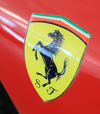 Nahaufnahme des &quot;Cavallino Rampante&quot; - Ferraris Wahrzeichen.