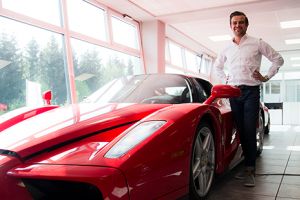 Kevin Braun, Chef der Schaltkulisse München, vor einen Ferrari Enzo