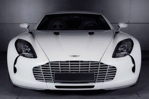 Der Aston Martin One-77 in weiß von vorn.