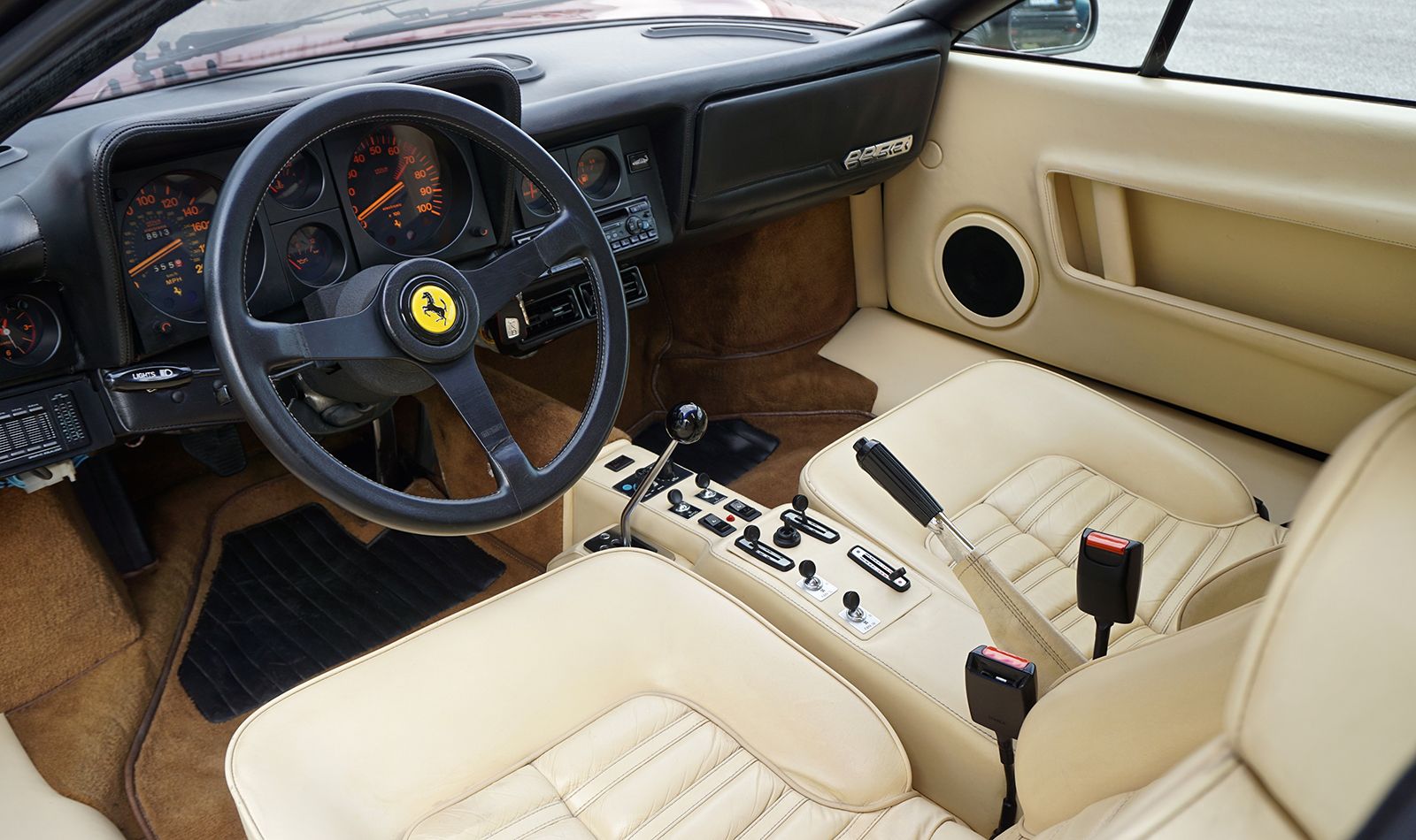 Ferrari 512 BBi Innenraum beige Ledersitze, schwarze Armaturen