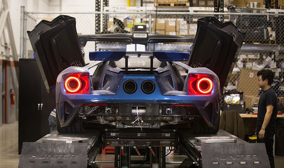 Blauer Ford GT auf einer Hebebühne in der Manufaktur