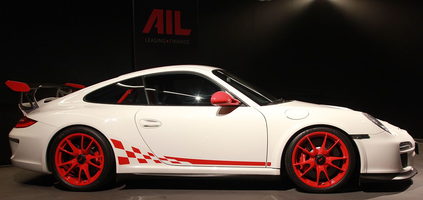 Porsche 911 GT3 RS Carreraweiß rote Felgen und Seitenstreifen Seitenaufnahme