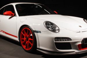  Porsche 911 GT3 RS Carreraweiß rote Felgen und Seitenstreifen schräg rechts vorne