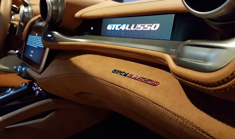 Ferrari GTC4Lusso Armaturenträger Beifahrerseite mit Bedienbildschirm