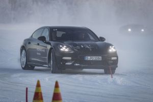 Porsche Panamera beim Drift im Schnee