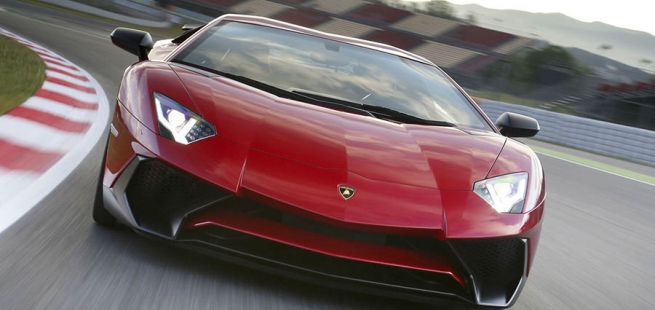 Lamborghini Aventador LP750-4 Superveloce Rot Frontalaufnahme auf Rennstrecke fahrend