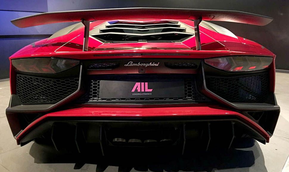 Das Heck des Lamborghini Aventador LP750-4 Superveloce Rot