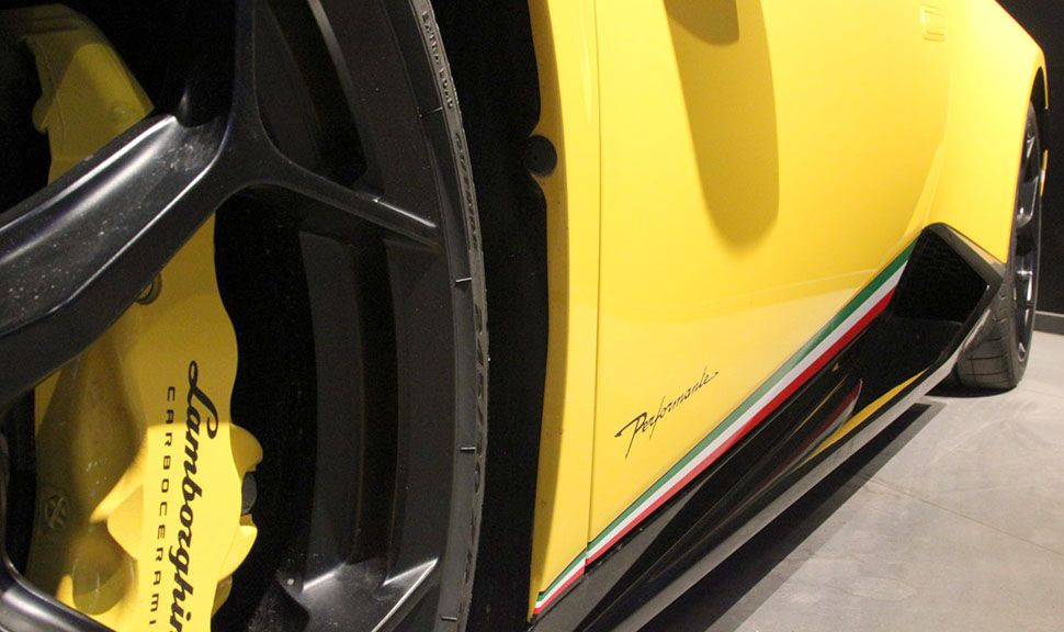 Lamborghini Huracán Performante LP640-4 Seitenschweller und Bremsanlage hinter Felge
