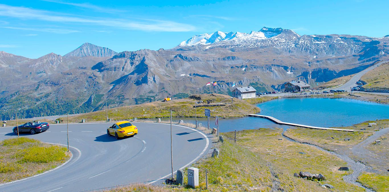  Sportwagen fahren eine Kehre in den Alpen 