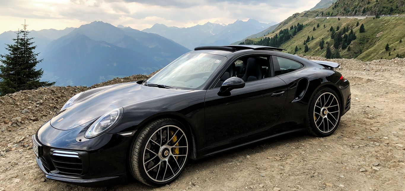 Porsche 911 Turbo S stehend vor Bergpanorama Seitenansicht