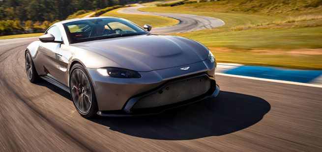 Aston Martin Vantage auf der Rennstrecke