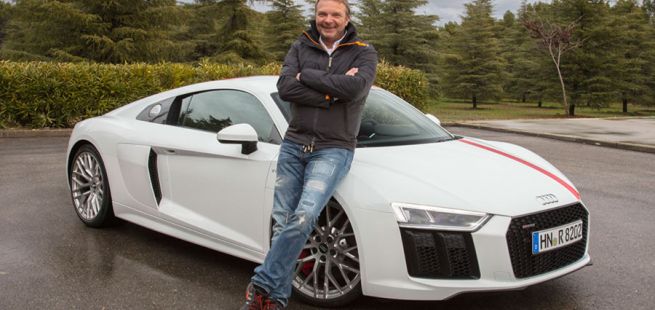 Autor Dietmar Stanka lehnt an Audi R8 RWS