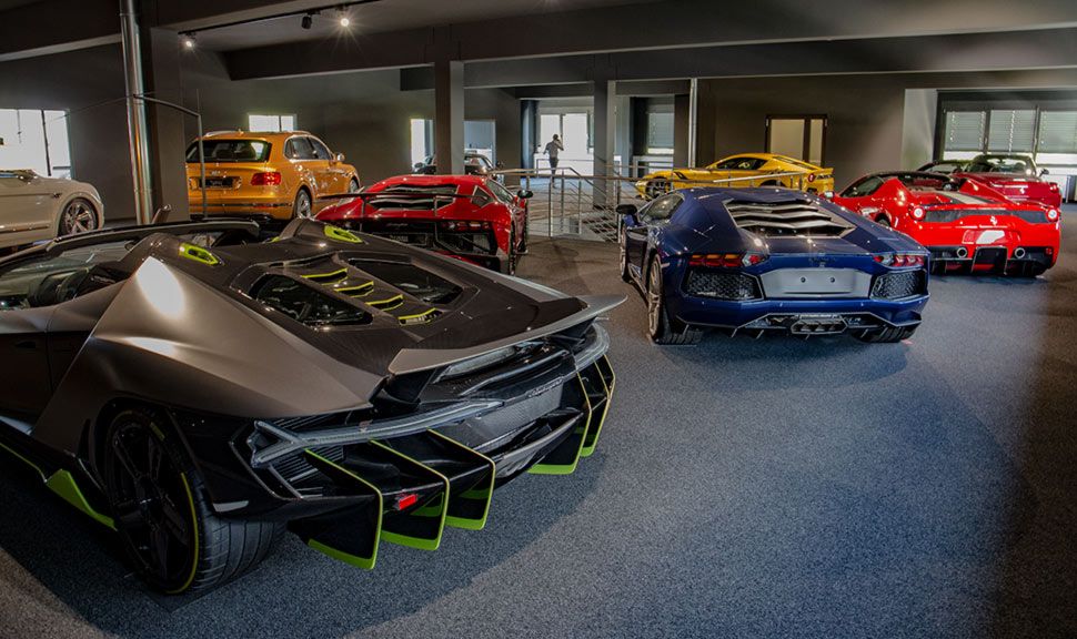 Showroom von Scuderia Motors München mit einigen Sportwagen