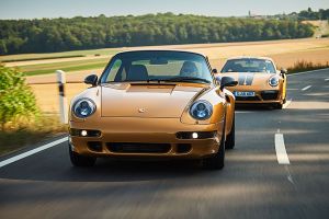 Porsche 993 turbo Gold fährt auf Landstraße vor 991 Turbo S Exclusive Series