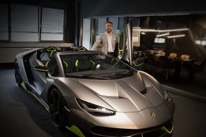 Scuderia-Motors-Geschäftsführer Igor Lazarevic vor einem Lamborghini Centenario
