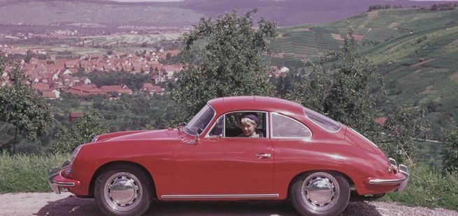 Porsche 356 C Coupé, Rot, Seitenansicht links, Landschaft im Hintergrund