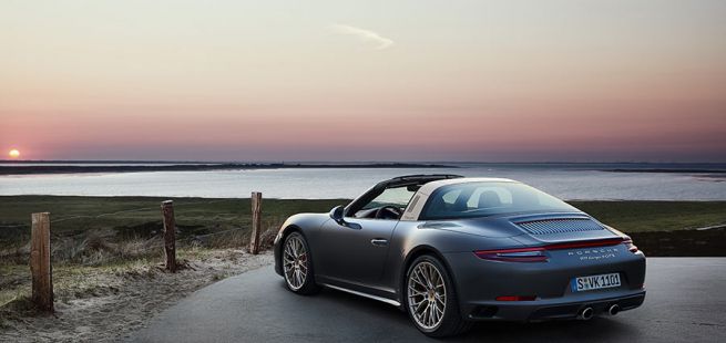  Porsche 911 Targa 4 GTS Exclusive Manufaktur Edition an Sylter Küste im Sonnenuntergang stehend schräg links hinten 