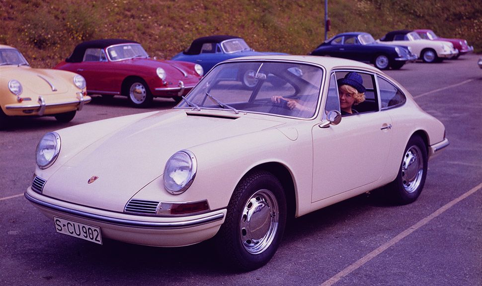 Alter weißer Porsche 911 schräg links vorne