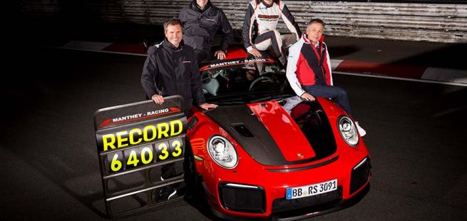  Die Rekordcrew sitzt auf dem Porsche 911 GT2 RS MR 