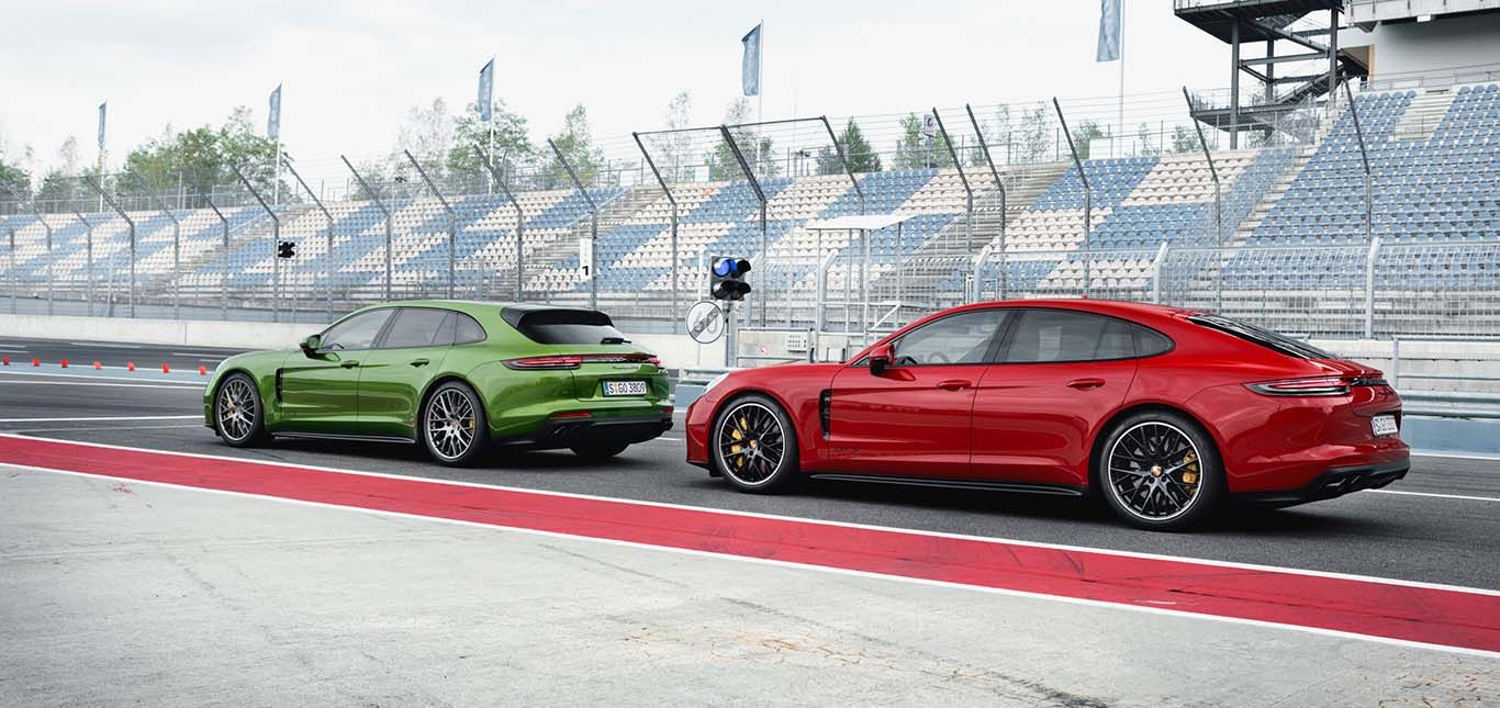 Grüner Porsche Panamera Sport Turismo GTS und roter Porsche Panamera GTS