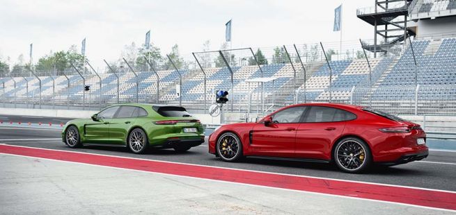 Grüner Porsche Panamera Sport Turismo GTS und roter Porsche Panamera GTS