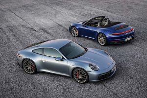  Silbernes Porsche 911 Coupé gegenläufig zu blauem Porsche 911 Cabrio geparkt 