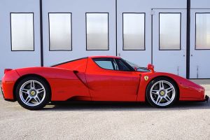 Ferrari Enzo Ferrari rechte Seite, stehend
