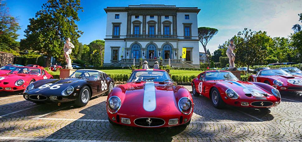 Mehrere Ferrari 250 GTO nebeneinander vor meditarrener Villa parkend