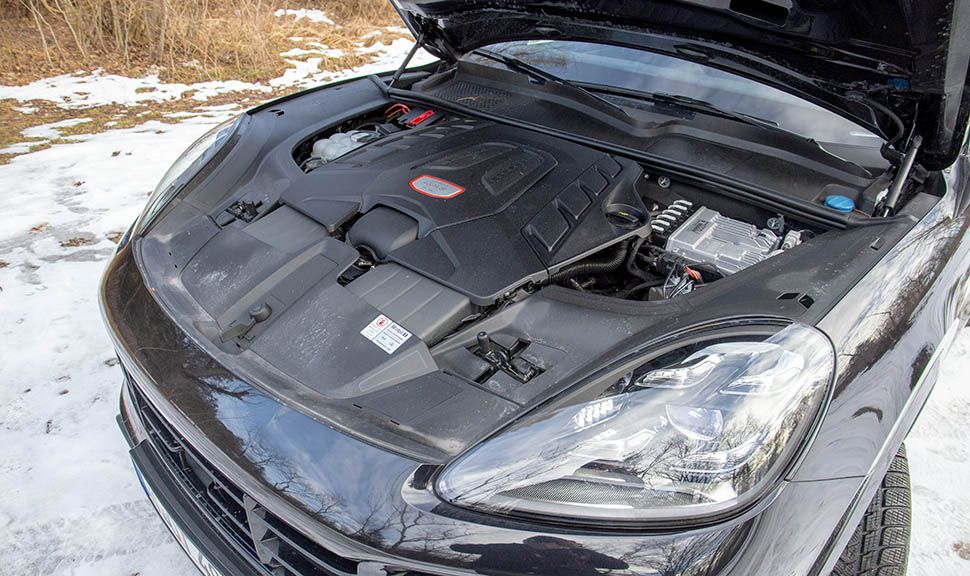 Motor des Porsche Cayenne Turbo unter aufgeklappter Haube