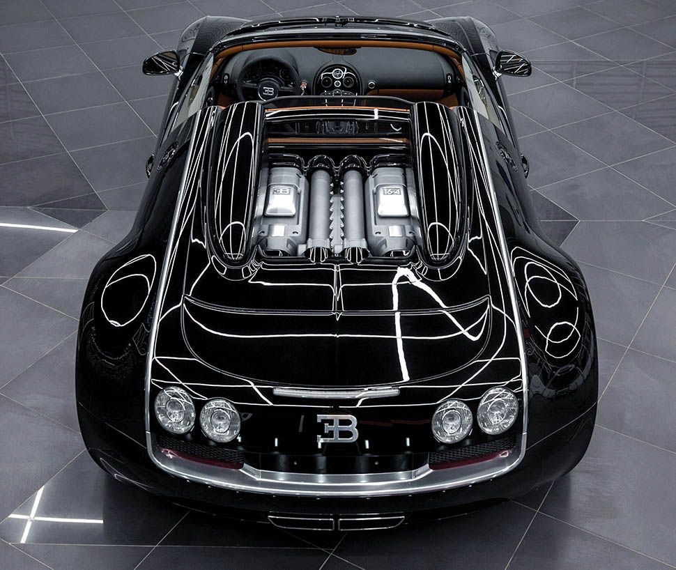 Schwarzer Bugatti Veyron Vitesse von hinten oben
