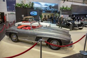 Historische Mercedes-Benz auf einem Stand der Techno-Classica 2019 