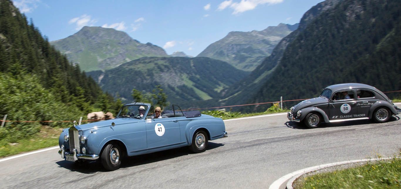 Rolls Royce fährt bei Oldtimer-Rallye vor VW Käfer Serpentine hinab