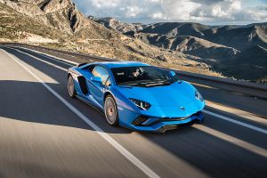 Blauer Lamborghini Aventador S fährt auf Bergstraße