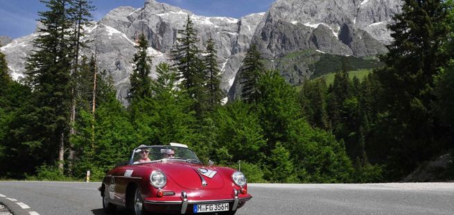 Roter Porsche 356 Cabrio fährt auf Berglandstraße bei Kitzbüheler Alpenrallye