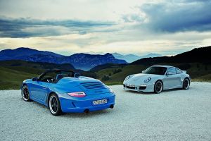 Porsche 911 997 Speedster in Blau und 911 Classic Grau vor Bergpanorama stehend