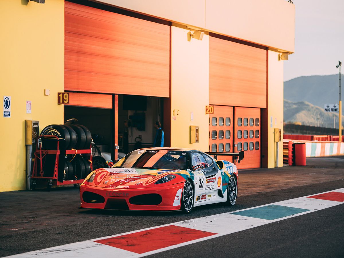 Ferrari F430 Challenge steht in Boxengasse 