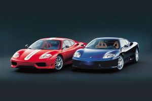  Roter und blauer Ferrari 360 Challenge Stradale nebeneinander 