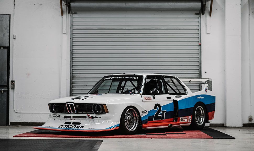 BMW 320i Turbo vor Garagentor