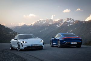 Porsche Taycan Turbo und Turbo S versetzt in den Bergen