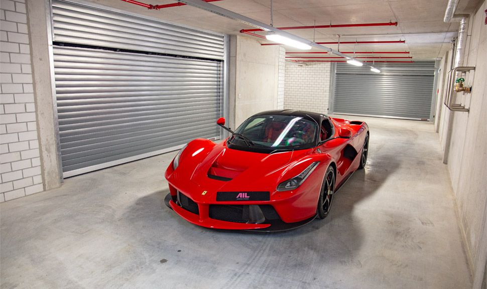 Ferrari LaFerrari in Rot in industriell anmutender Garage