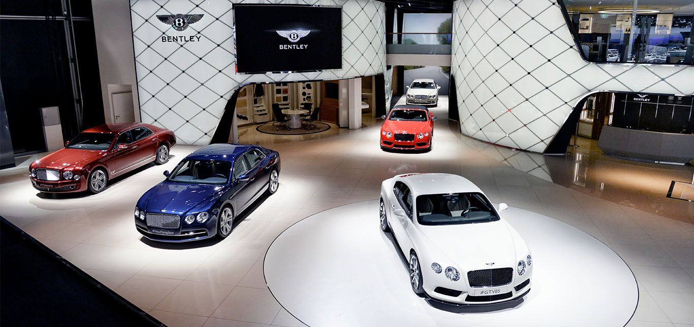Verschiedene Bentley Modelle auf Messestand