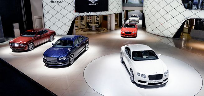  Verschiedene Bentley Modelle auf Messestand 