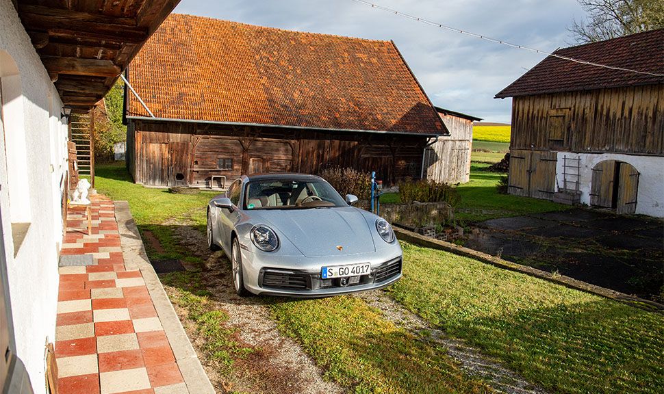 Porsche 911 Carrera auf altem Bauernhof
