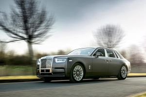 Rolls-Royce Phantom auf Landstraße fahrend