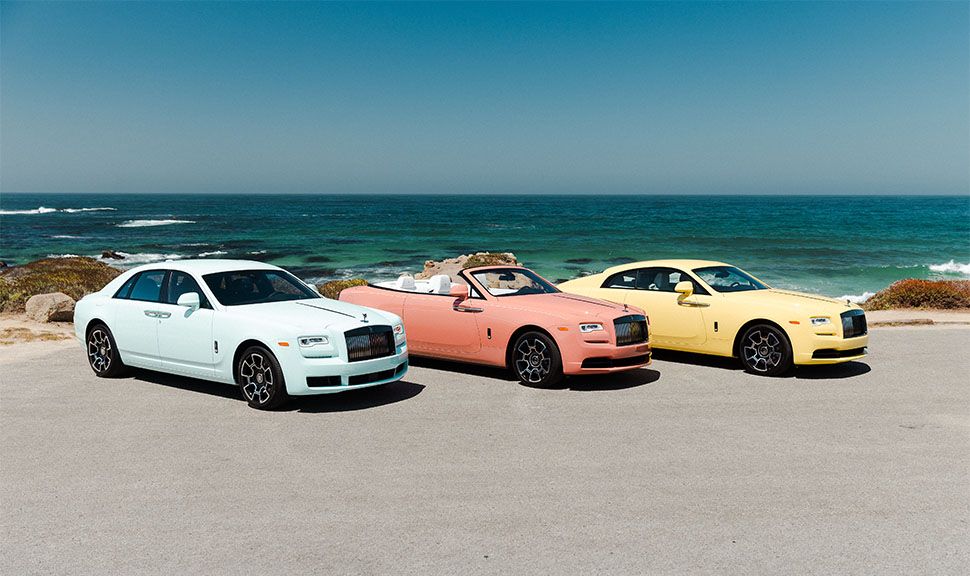 Drei verschiedene Rolls-Royce-Modelle nebeneinander am Meer