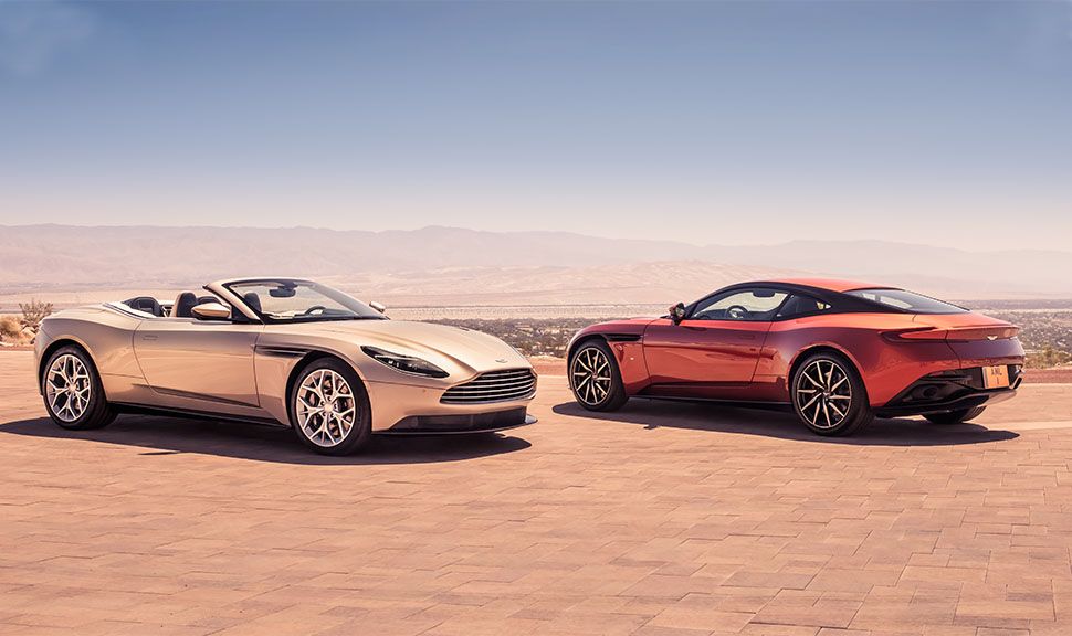 Aston Martin DB11 Cabrio und Coupé nebeneinander versetzt in der Wüste