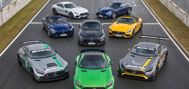Formation von auf Rennstrecke stehenden Mercedes-AMG GT-Modellen