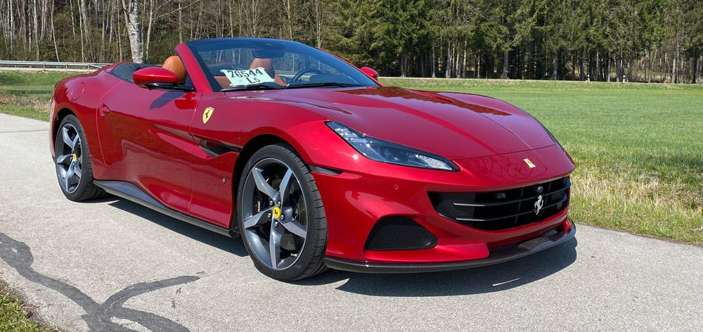 Ferrari Portofino M, Halbseitenansicht von vorne, stehend, rot