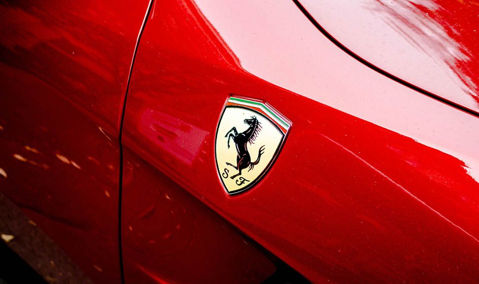 Detailansicht eines Ferrari mit Logo